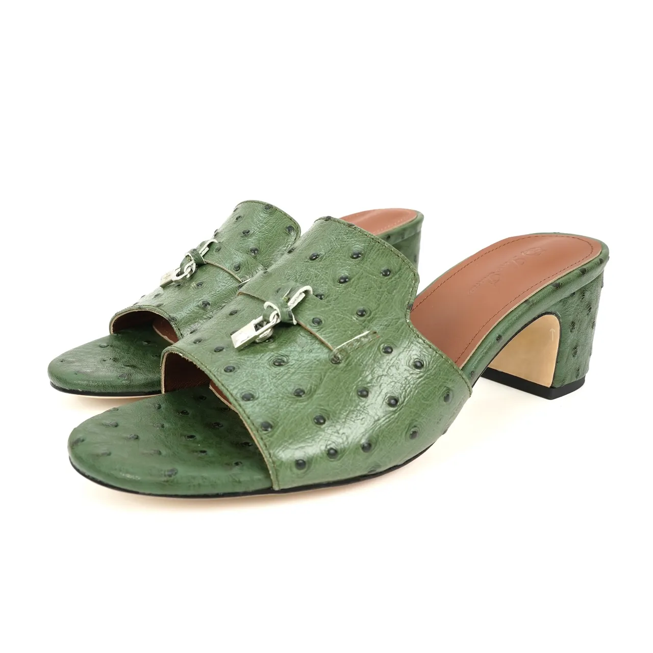 👟👟Ex-factory price 440👟👟 Genuine leather sole +30 suede sheepskin slippers with a strap decorated with Loro Piana My Charms charms and decorated with tone-on-tone stitching. Sophisticated and feminine, it pairs well with both city and resort looks. For those looking for an elegant upgrade, the summer glamor slipper is known for its slim open-back silhouette. size: 35-44 (custom-made sizes 43 and 44 are non-returnable) Upper: imported suede sheep leather (sheep), cowhide ostrich pattern, cowhide snake pattern Lining: imported high-grade mixed sheep silk Heel height: 5.5CM